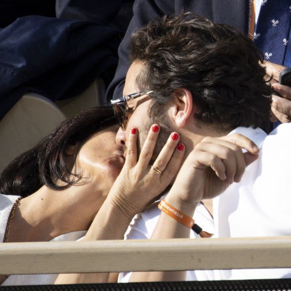 Théma - Les amoureux de Roland Garros - Florence Foresti et son compagnon Alexandre Kominek - People dans les tribunes lors des Internationaux de France de Tennis de Roland Garros 2022 à Paris le 29 mai 2022. © Cyril Moreau/Bestimage 