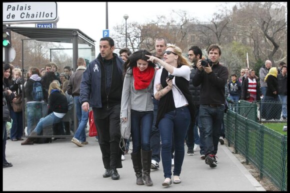 Après avoir visité la Tour Eiffel, Selena Gomez s'est rendue au musée du Louvre, mercredi 31 mars.