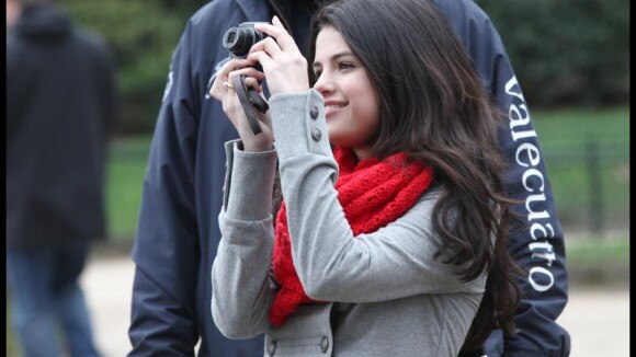 Selena Gomez : de la Tour Eiffel au musée du Louvre, elle joue les touristes à Paris !