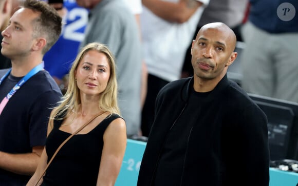 Thierry Henry et sa compagne Andrea Rajacic - Les célébrités en tribunes pendant la finale de basketball opposant les Etats-Unis à la France (98-87) lors des Jeux Olympiques de Paris 2024 (JO) à l'Arena Bercy, à Paris, France, le 10 août 2024. © Jacovides-Perusseau/Bestimage