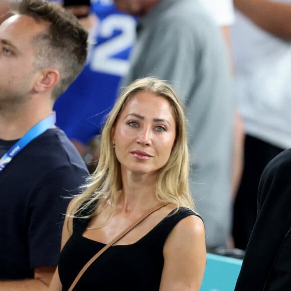 Thierry Henry et sa compagne Andrea Rajacic - Les célébrités en tribunes pendant la finale de basketball opposant les Etats-Unis à la France (98-87) lors des Jeux Olympiques de Paris 2024 (JO) à l'Arena Bercy, à Paris, France, le 10 août 2024. © Jacovides-Perusseau/Bestimage