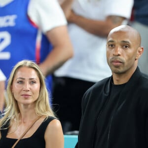 Thierry Henry touché par l'éloignement avec les siens
 
Thierry Henry et sa compagne Andrea Rajacic - Les célébrités en tribunes pendant la finale de basketball opposant les Etats-Unis à la France lors des Jeux Olympiques de Paris (JO) à l'Arena Bercy, à Paris, France. © Jacovides-Perusseau/Bestimage