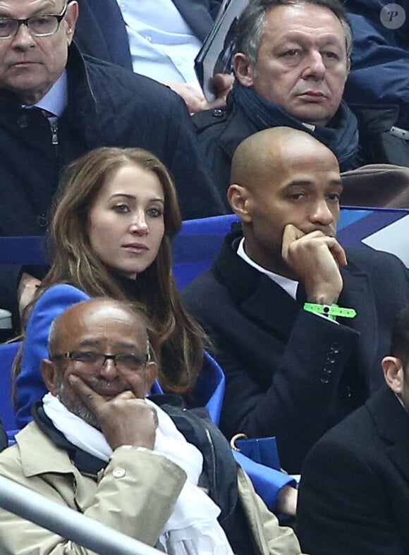 Thierry Henry et sa compagne Andrea Rajacic - Hommage des anciens bleus vainqueurs de la coupe du monde 1998 au match amical France - Brésil au Stade de France à Saint-Denis le 26 mars 2015. Le Brésil à remporté le match sur le score de 3 buts à 1.