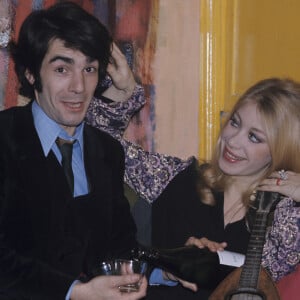 Pierre Arditi et sa femme Florence Giorgetti lors de leur mariage, se servant un verre de champagne. © Alain Canu via Bestimage