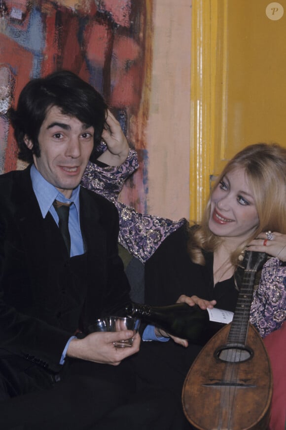 Pierre Arditi et sa femme Florence Giorgetti lors de leur mariage, se servant un verre de champagne. © Alain Canu via Bestimage