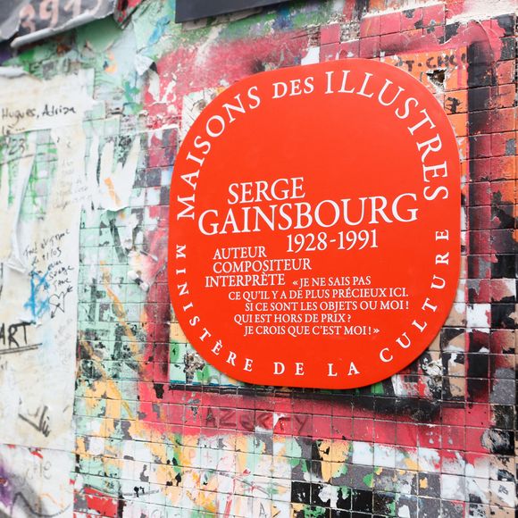 Illustration lors de la cérémonie de dévoilement de la plaque "Maison des Illustres" de la Maison Gainsbourg à Paris, France, le 2 avril 2024. © Christophe Clovis/Bestimage 