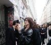 Mais la Maison Gainsbourg connaît des difficultés financières en dépit du succès qu'elle rencontre (impossible d'avoir un billet avant plusieurs mois)
Charlotte Gainsbourg lors de la cérémonie de dévoilement de la plaque "Maison des Illustres" de la Maison Gainsbourg à Paris, France, le 2 avril 2024. © Christophe Clovis/Bestimage 