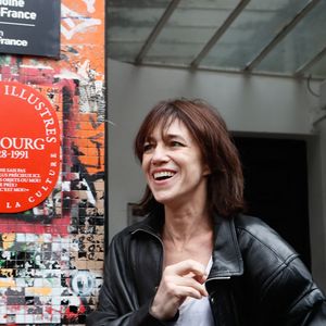 Charlotte Gainsbourg lors de la cérémonie de dévoilement de la plaque "Maison des Illustres" de la Maison Gainsbourg à Paris, France, le 2 avril 2024. © Christophe Clovis/Bestimage 