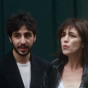 Ils s'affrontent donc au tribunal. Un verdict est attendu le 19 décembre prochain dans un premier volet judiciaire
Charlotte Gainsbourg et son fils Ben Attal lors de la cérémonie de dévoilement de la plaque "Maison des Illustres" de la Maison Gainsbourg à Paris, France, le 2 avril 2024. © Christophe Clovis/Bestimage 