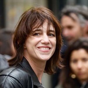 Charlotte Gainsbourg lors de la cérémonie de dévoilement de la plaque "Maison des Illustres" de la Maison Gainsbourg à Paris, France, le 2 avril 2024. © Christophe Clovis/Bestimage