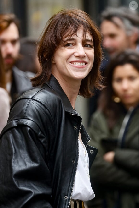 Charlotte Gainsbourg lors de la cérémonie de dévoilement de la plaque "Maison des Illustres" de la Maison Gainsbourg à Paris, France, le 2 avril 2024. © Christophe Clovis/Bestimage