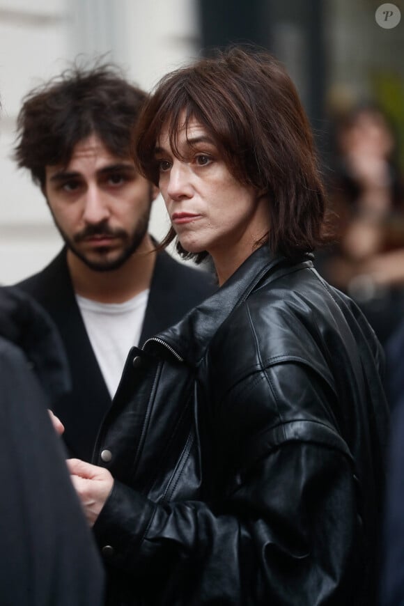 Charlotte Gainsbourg et son fils Ben Attal lors de la cérémonie de dévoilement de la plaque "Maison des Illustres" de la Maison Gainsbourg à Paris, France, le 2 avril 2024. © Christophe Clovis/Bestimage 