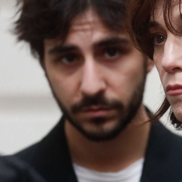 Charlotte Gainsbourg et son fils Ben Attal lors de la cérémonie de dévoilement de la plaque "Maison des Illustres" de la Maison Gainsbourg à Paris, France, le 2 avril 2024. © Christophe Clovis/Bestimage 