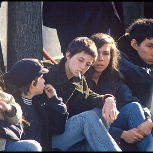 Archives - Bambou, son fils Lucien, Jane Birkin, Charlotte Gainsbourg, Natacha et Paul Gainsbourg aux obsèques de Serge Gainsbourg au cimetière Montparnasse.