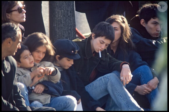 Archives - Bambou, son fils Lucien, Jane Birkin, Charlotte Gainsbourg, Natacha et Paul Gainsbourg aux obsèques de Serge Gainsbourg au cimetière Montparnasse.