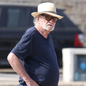 Eddy Mitchell et sa femme Muriel se baladent sur le port de Saint-Tropez le 6 juillet 2024.