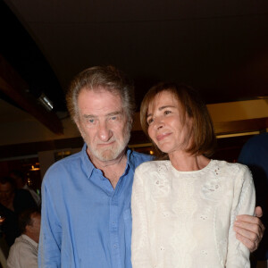 "Ma femme a fini par me mettre un ultimatum : 'C'est le jeu ou moi.' Et évidemment je l'ai préférée", ajoute-t-il
 
Eddy Mitchell et sa femme Muriel Bailleul à la soirée annuelle tropézienne organisée par Marcel Campion au restaurant "La Bouillabaisse Plage". Ce dernier y a convié tous ses amis en vacances à Saint-Tropez, notamment Félix Gray et Régine qui y ont donné un concert. Saint-Tropez le 5 août 2016. © Rachid Bellak/Bestimage