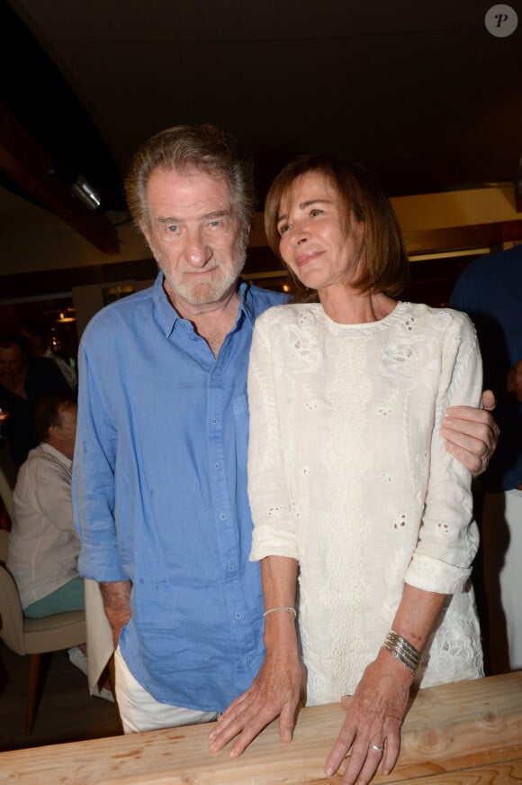 "Ma femme a fini par me mettre un ultimatum : 'C'est le jeu ou moi.' Et évidemment je l'ai préférée", ajoute-t-il
 
Eddy Mitchell et sa femme Muriel Bailleul à la soirée annuelle tropézienne organisée par Marcel Campion au restaurant "La Bouillabaisse Plage". Ce dernier y a convié tous ses amis en vacances à Saint-Tropez, notamment Félix Gray et Régine qui y ont donné un concert. Saint-Tropez le 5 août 2016. © Rachid Bellak/Bestimage