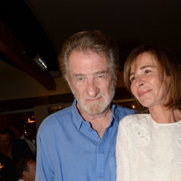 "Ma femme a fini par me mettre un ultimatum : 'C'est le jeu ou moi.' Et évidemment je l'ai préférée", ajoute-t-il
 
Eddy Mitchell et sa femme Muriel Bailleul à la soirée annuelle tropézienne organisée par Marcel Campion au restaurant "La Bouillabaisse Plage". Ce dernier y a convié tous ses amis en vacances à Saint-Tropez, notamment Félix Gray et Régine qui y ont donné un concert. Saint-Tropez le 5 août 2016. © Rachid Bellak/Bestimage