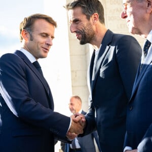 Emmanuel Macron, président de la République, Tony Estanguet, president du COJO et Thomas Bach, president du CIO, lors du ravivage de la flamme du soldat inconnu de l Arc de triomphe, avec des athletes. © Eric Tschaen/Pool/Bestimage 