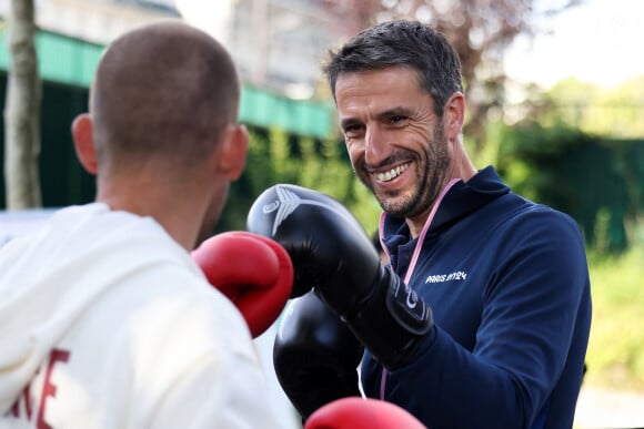 Il s'agit de Titouan, Léandre et Gabin
Tony Estanguet, président du Comité d'organisation des Jeux Olympiques et Paralympiques de Paris 2024 boxe avec Jules Ribestien, athlète de Para triathlon médaillé d'Or, lors d'une visite au Collège Maurice Utrillo à Paris 18ème pour la rentrée scolaire, le 4 septembre 2024. © Stéphane Lemouton / Bestimage 