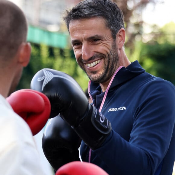 Il s'agit de Titouan, Léandre et Gabin
Tony Estanguet, président du Comité d'organisation des Jeux Olympiques et Paralympiques de Paris 2024 boxe avec Jules Ribestien, athlète de Para triathlon médaillé d'Or, lors d'une visite au Collège Maurice Utrillo à Paris 18ème pour la rentrée scolaire, le 4 septembre 2024. © Stéphane Lemouton / Bestimage 