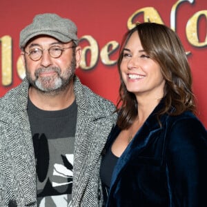 Kad Merad est à l'affiche des Boules de Noël, une comédie réalisée par Alexandra Leclère, il incarne un père de famille confronté à une malédiction festive...
Kad Merad et sa femme Julia Vignali assistent à la première de "Les Boules de Noël" au Pathe Wepler à Paris, France. Photo par Alexis Jumeau/ABACAPRESS.COM