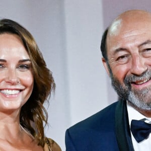 L'acteur marié à l'animatrice Julia Vignali, préfère désormais des célébrations plus simples, loin de l'agitation commerciale qui entoure souvent les fêtes...
Julia Vignali et Kad Merad assistent à la première de Finally (Finalement) dans le cadre du 81e Festival international du film de Venise, à Venise, en Italie, le 02 septembre 2024. Photo par Aurore Marechal/ABACAPRESS.COM