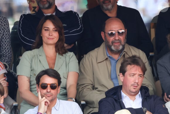 Kad Merad et Julia Vignali en tribunes lors de la finale masculine de Roland Garros le 09 juin 2024 à Paris, France. Photo par Nasser Berzane/ABACAPRESS.COM