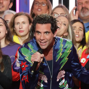 Mika - Les célébrités se mobilisent pour la 38ème édition du Téléthon dans les studios de France 2 à Paris © Coadic Guirec / Bestimage