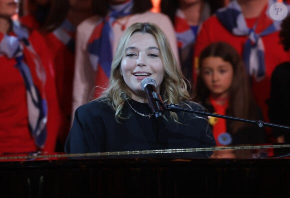 Santa - Les célébrités se mobilisent pour la 38ème édition du Téléthon dans les studios de France 2 à Paris © Coadic Guirec / Bestimage