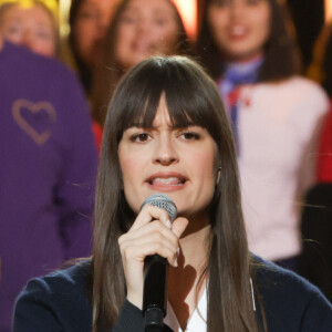 Clara Luciani - Les célébrités se mobilisent pour la 38ème édition du Téléthon dans les studios de France 2 à Paris © Coadic Guirec / Bestimage