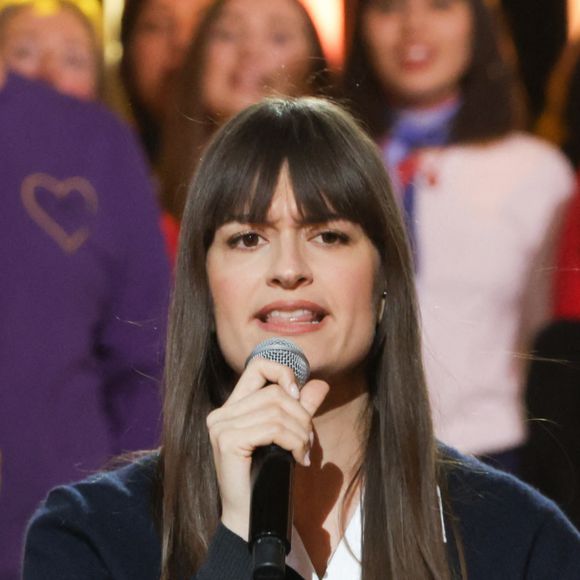 Clara Luciani - Les célébrités se mobilisent pour la 38ème édition du Téléthon dans les studios de France 2 à Paris © Coadic Guirec / Bestimage