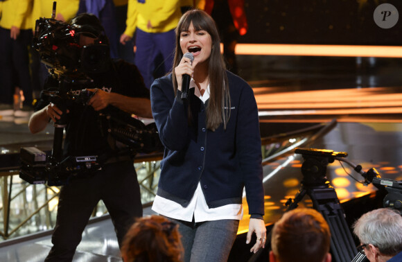 Clara Luciani - Les célébrités se mobilisent pour la 38ème édition du Téléthon dans les studios de France 2 à Paris © Coadic Guirec / Bestimage