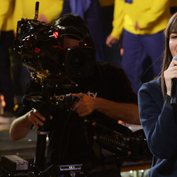 Clara Luciani - Les célébrités se mobilisent pour la 38ème édition du Téléthon dans les studios de France 2 à Paris © Coadic Guirec / Bestimage