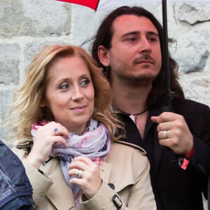 Amoureuse d'un magicien qu'elle a rencontré en Sicile pendant la comédie musicale Casanova où elle travaillait comme coach vocal, Lara Fabian a craqué pour le magicien Gabriel di Giorgio
Lara Fabian et son mari Gabriel Di Giorgio assistent à la ducasse de Mons