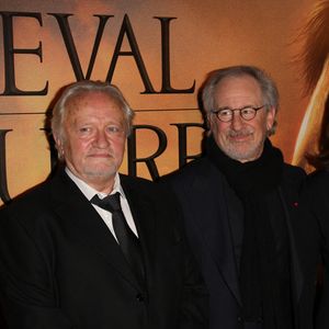 Niels Arestrup, le réalisateur américain Steven Spielberg et la productrice Kathleen Kennedy pour la première du film "Cheval de guerre", à la Cinémathèque, à Paris, le 9 janvier 2012. 