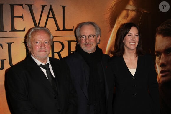 Niels Arestrup, le réalisateur américain Steven Spielberg et la productrice Kathleen Kennedy pour la première du film "Cheval de guerre", à la Cinémathèque, à Paris, le 9 janvier 2012. 