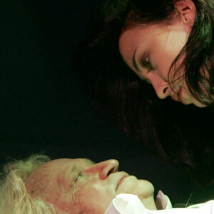 Linda Hardy et Niels Arestrup jouent la pièce de Nicolas Bedos "Eva", au Théâtre des Mathurins le 19 janvier 2007.