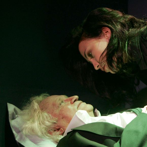 Linda Hardy et Niels Arestrup jouent la pièce de Nicolas Bedos "Eva", au Théâtre des Mathurins le 19 janvier 2007.