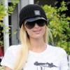 Paris Hilton se rend au magasin Fred Segal, à West Hollywood, mardi 30 mars, en compagnie d'une amie.
