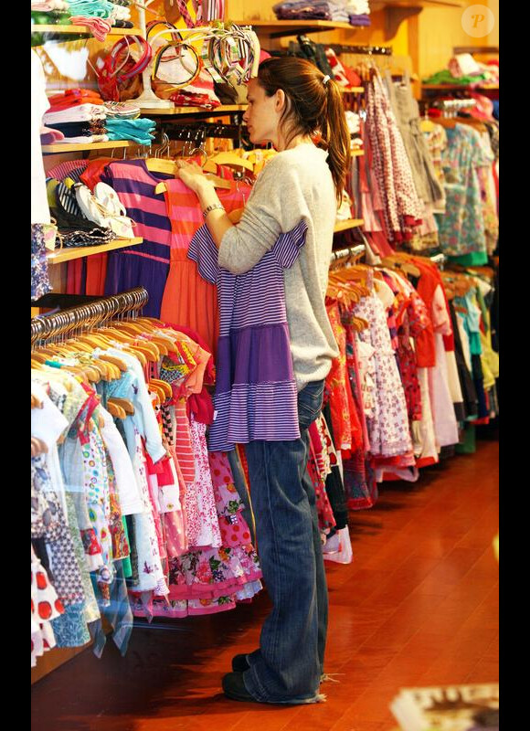 Jennifer Garner dans une boutique de Brentwood pour ses fillettes. Le 31 mars 2010