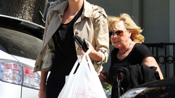 Charlize Theron : Fidèle à ses déjeuners avec maman !
