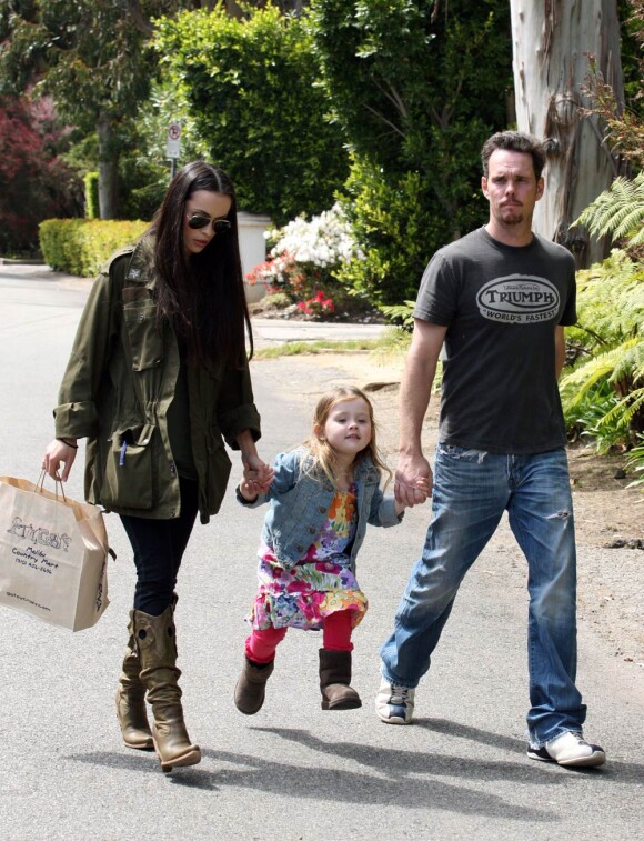 Kevin Dillon, sa femme Jane Stuart et leur fille Ava, à l'occasion de ses 3 ans, à Malibu, le 3 avril 2010.