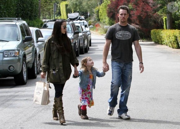 Kevin Dillon, sa femme Jane Stuart et leur fille Ava, à l'occasion de ses 3 ans, à Malibu, le 3 avril 2010.
