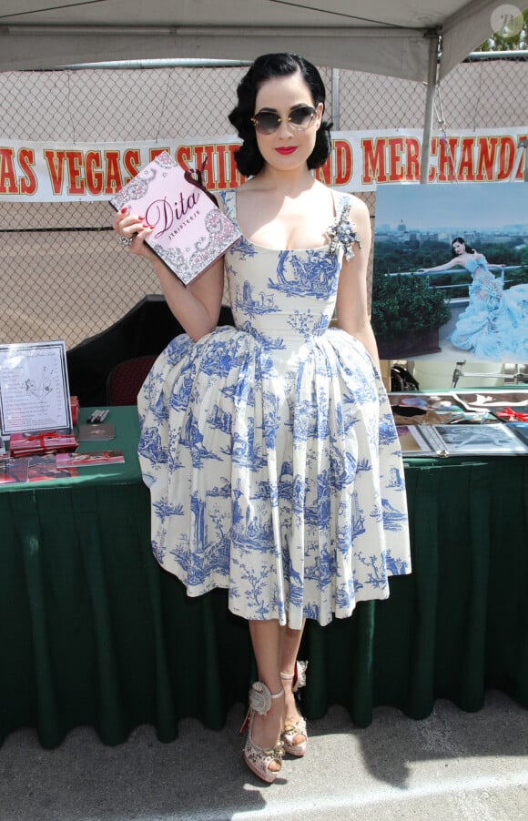 Dita Von Teese, habillée par Vivienne Westwood, dédicace son livre Stripteese à Las Vegas le 3 avril 2010