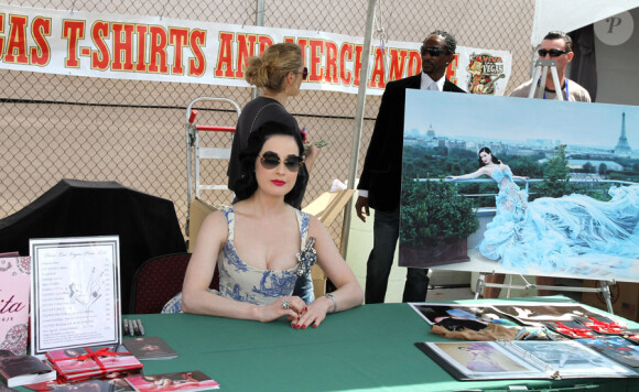 Dita Von Teese, habillée par Vivienne Westwood, dédicace son livre Stripteese à Las Vegas le 3 avril 2010