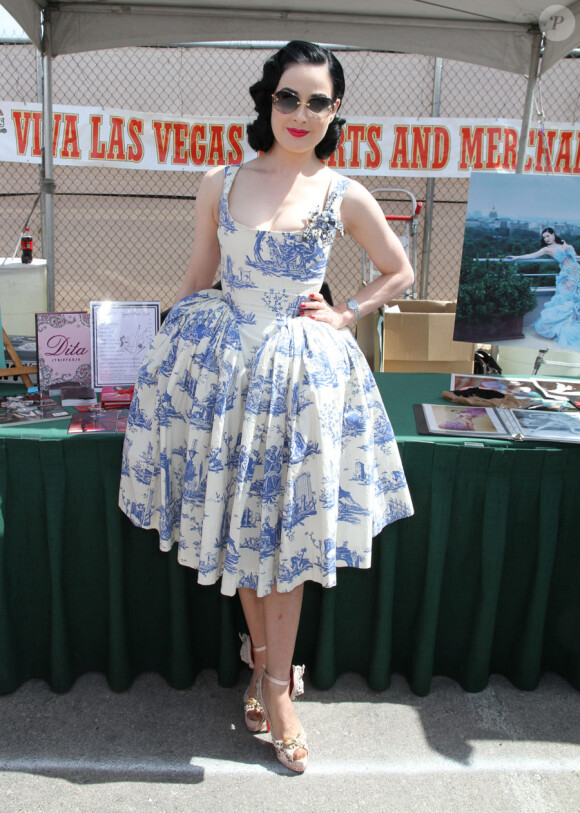 Dita Von Teese, habillée par Vivienne Westwood, dédicace son livre Stripteese à Las Vegas le 3 avril 2010