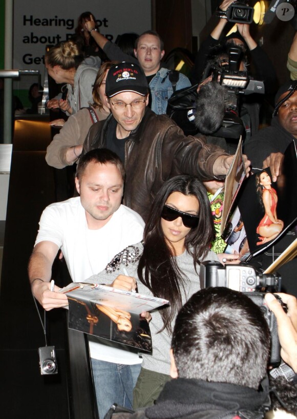 Kim Kardashian créé une émeute lors de son arrivée à l'aéroport Lax de Los Angeles, de retour de Miami le 2 avril 2010