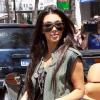 Kim Kardashian en pleine forme fait du shopping à Miami le 2 avril 2010
